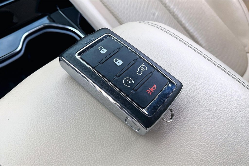 Used 2023 Jeep Grand Cherokee Limited w/ Luxury Tech Group II RWD image 32