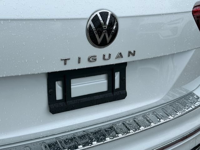 Used 2023 Volkswagen Tiguan SEL R-Line AWD/4WD image 9