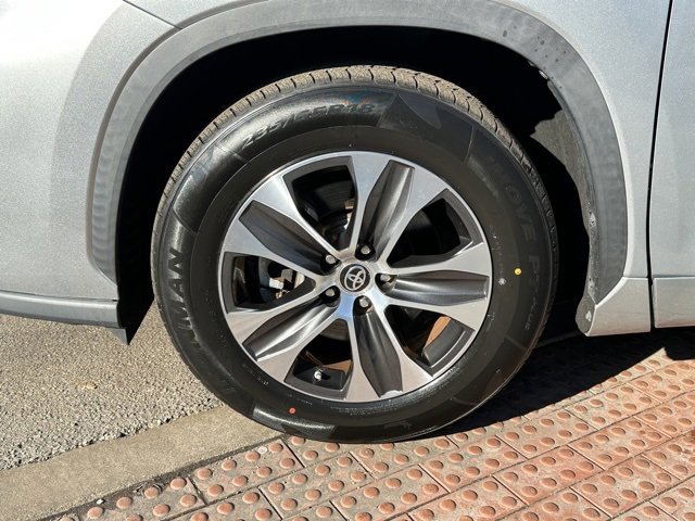 Used 2021 Toyota Highlander XLE image 9