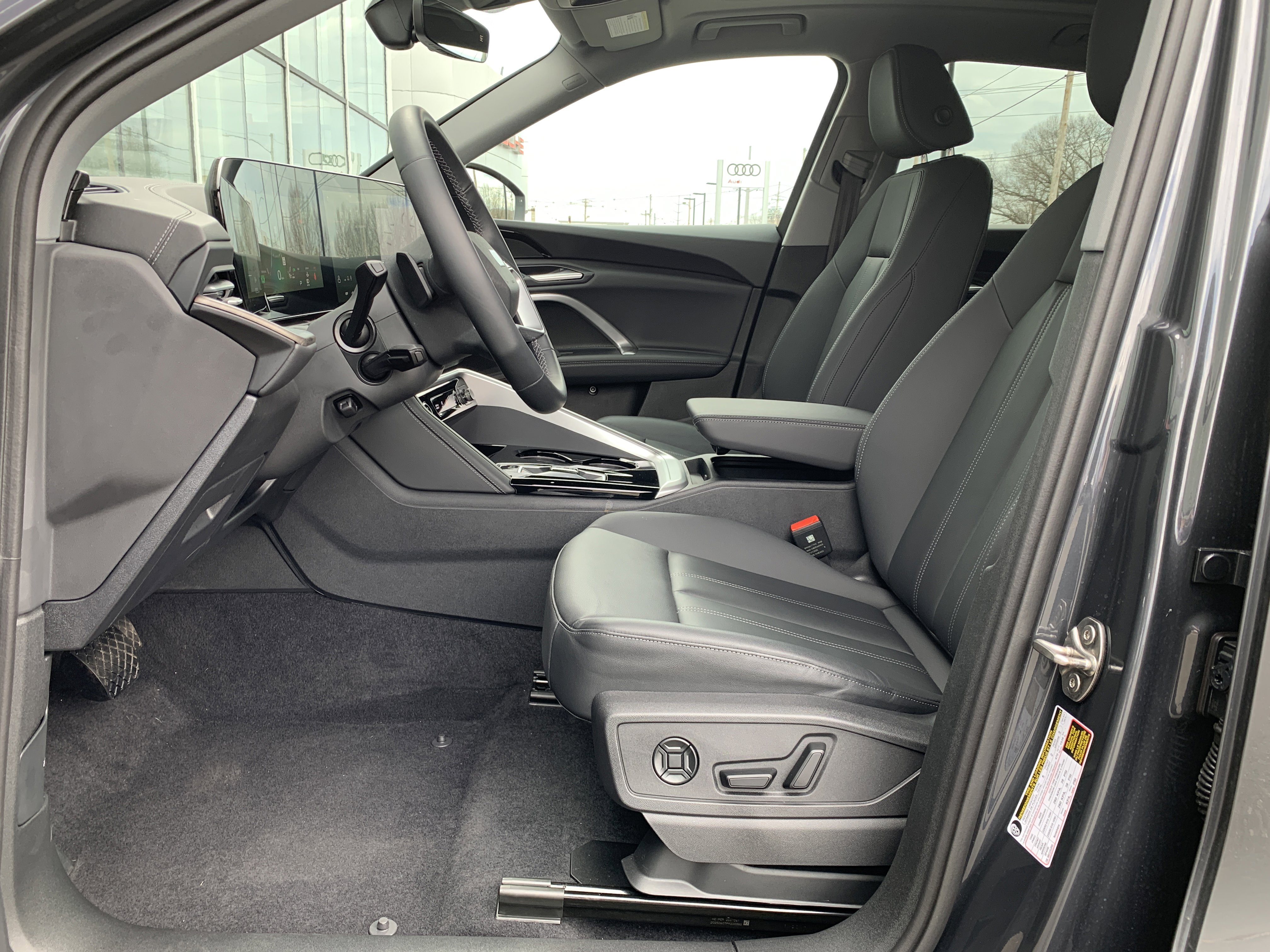 Used 2025 Audi Q5 Premium w/ Convenience Package image 5