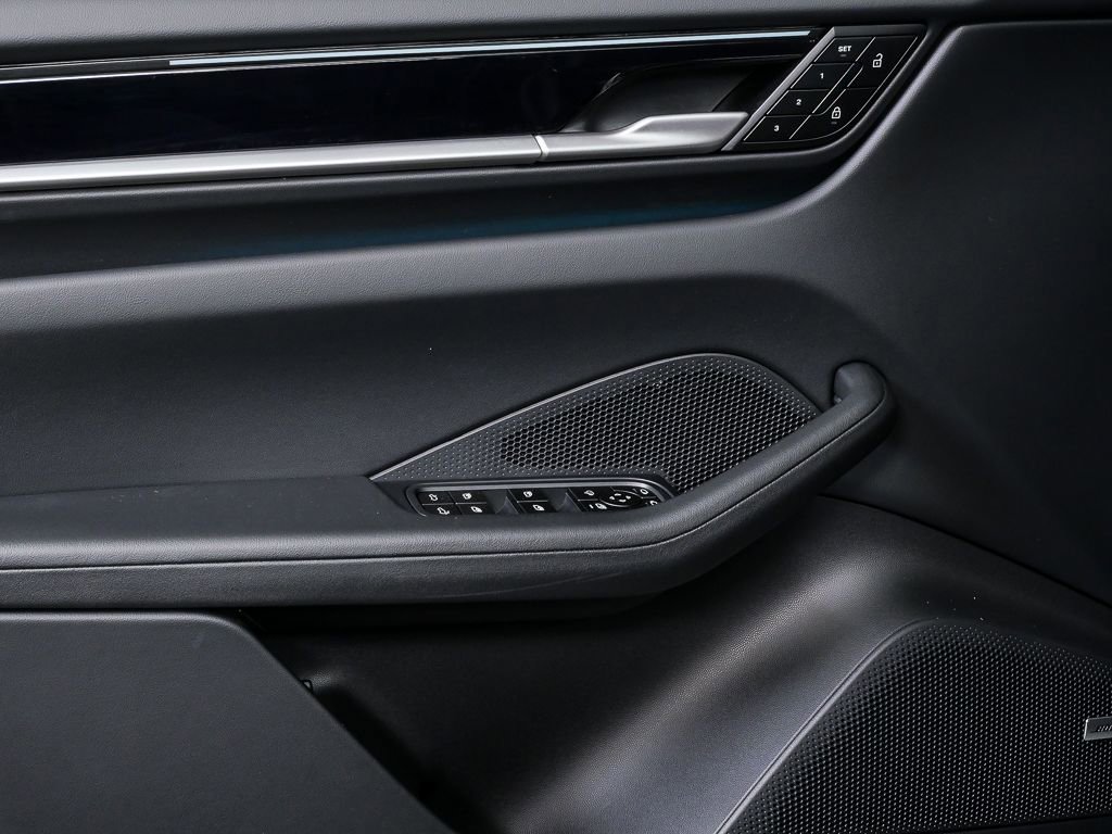 Certified 2025 Porsche Macan Electric image 6