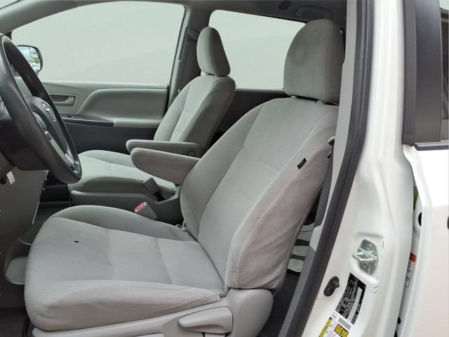 Used 2020 Toyota Sienna L FWD image 12