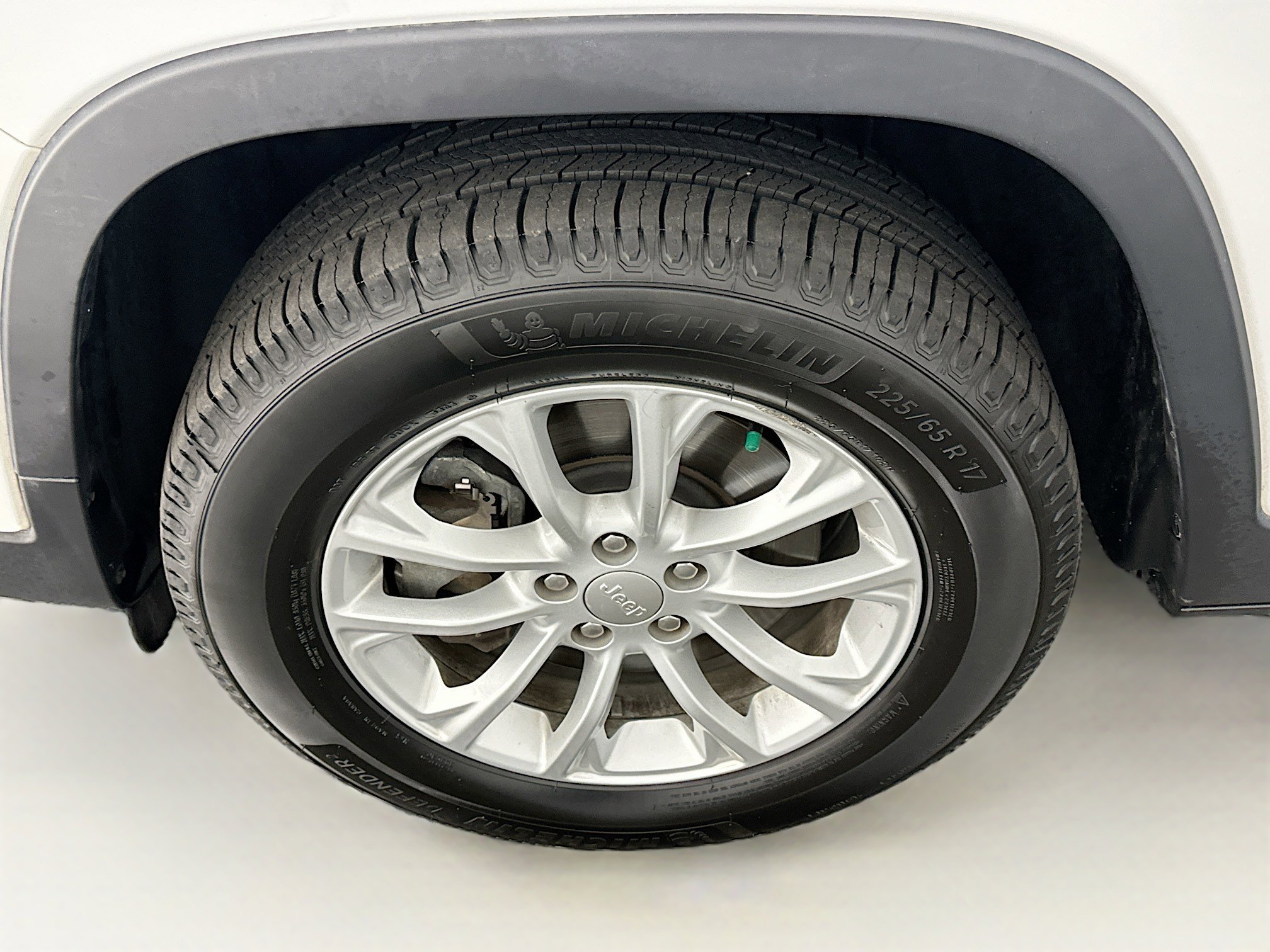 Used 2020 Jeep Cherokee Latitude w/ Cold Weather Group image 11