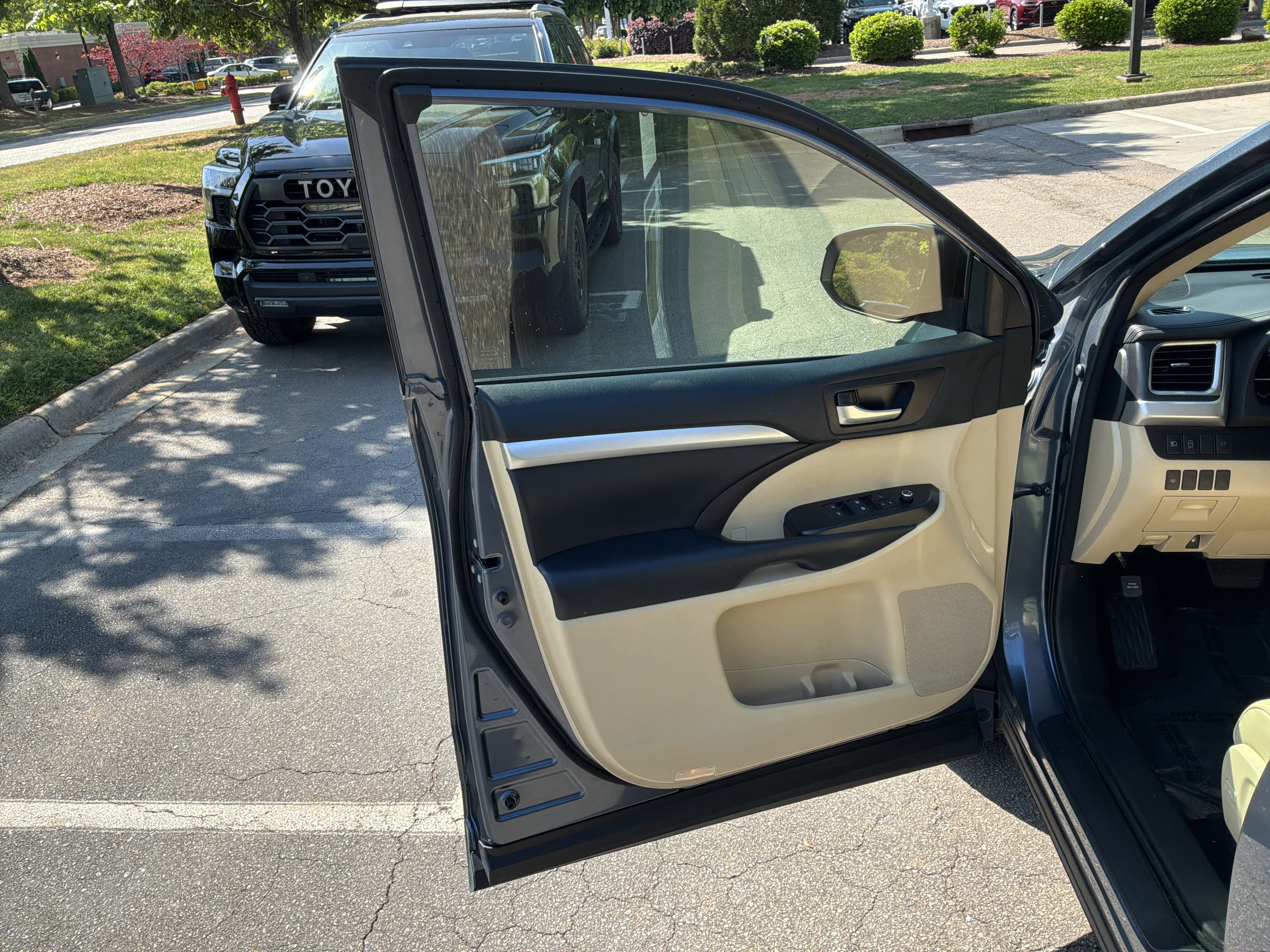 Used 2018 Toyota Highlander XLE image 14