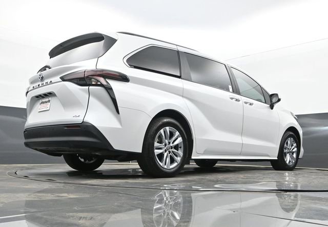 Used 2025 Toyota Sienna XLE w/ XLE Plus Package image 27