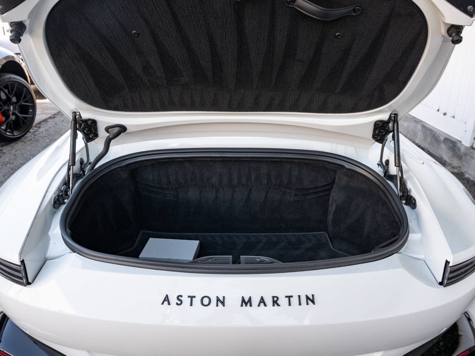 Used 2023 Aston Martin V8 Vantage Roadster RWD image 39