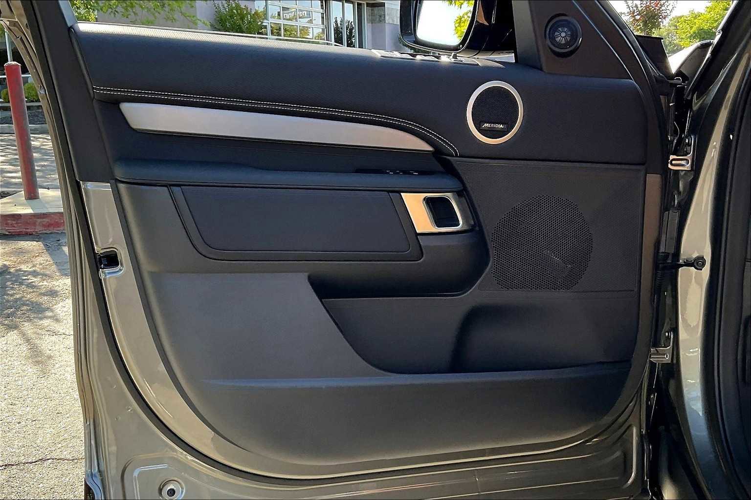 New 2025 Land Rover Discovery Dynamic SE image 24