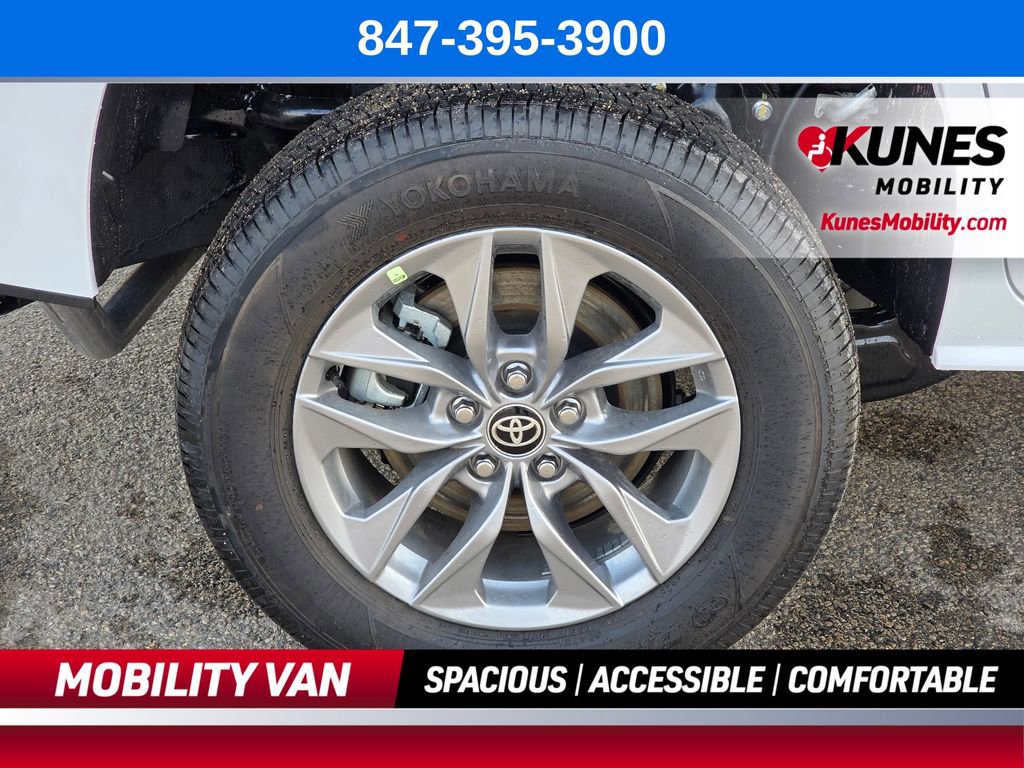 Used 2026 Toyota Sienna LE FWD image 10