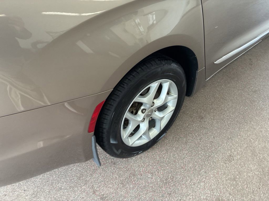 Used 2017 Chrysler Pacifica Touring-L w/ Tire & Wheel Group FWD image 23