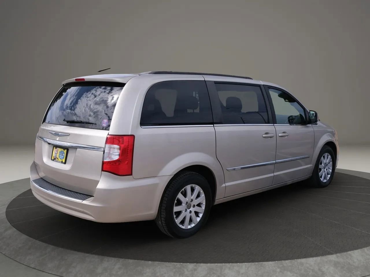 Used 2015 Chrysler Town & Country Touring image 5