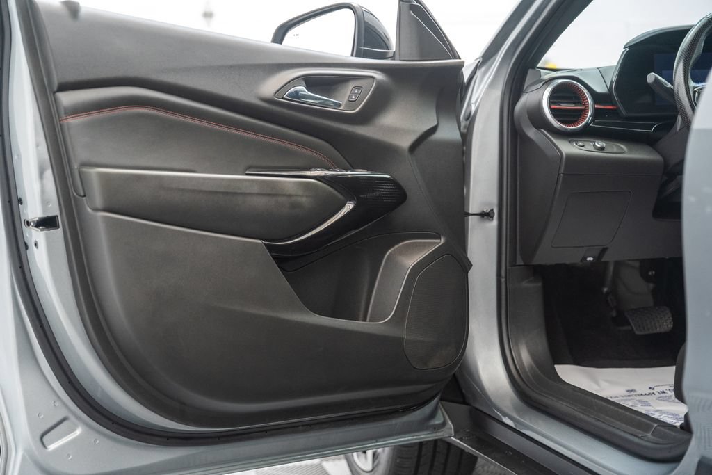 Used 2024 Chevrolet Trax RS w/ Sunroof Package FWD image 37