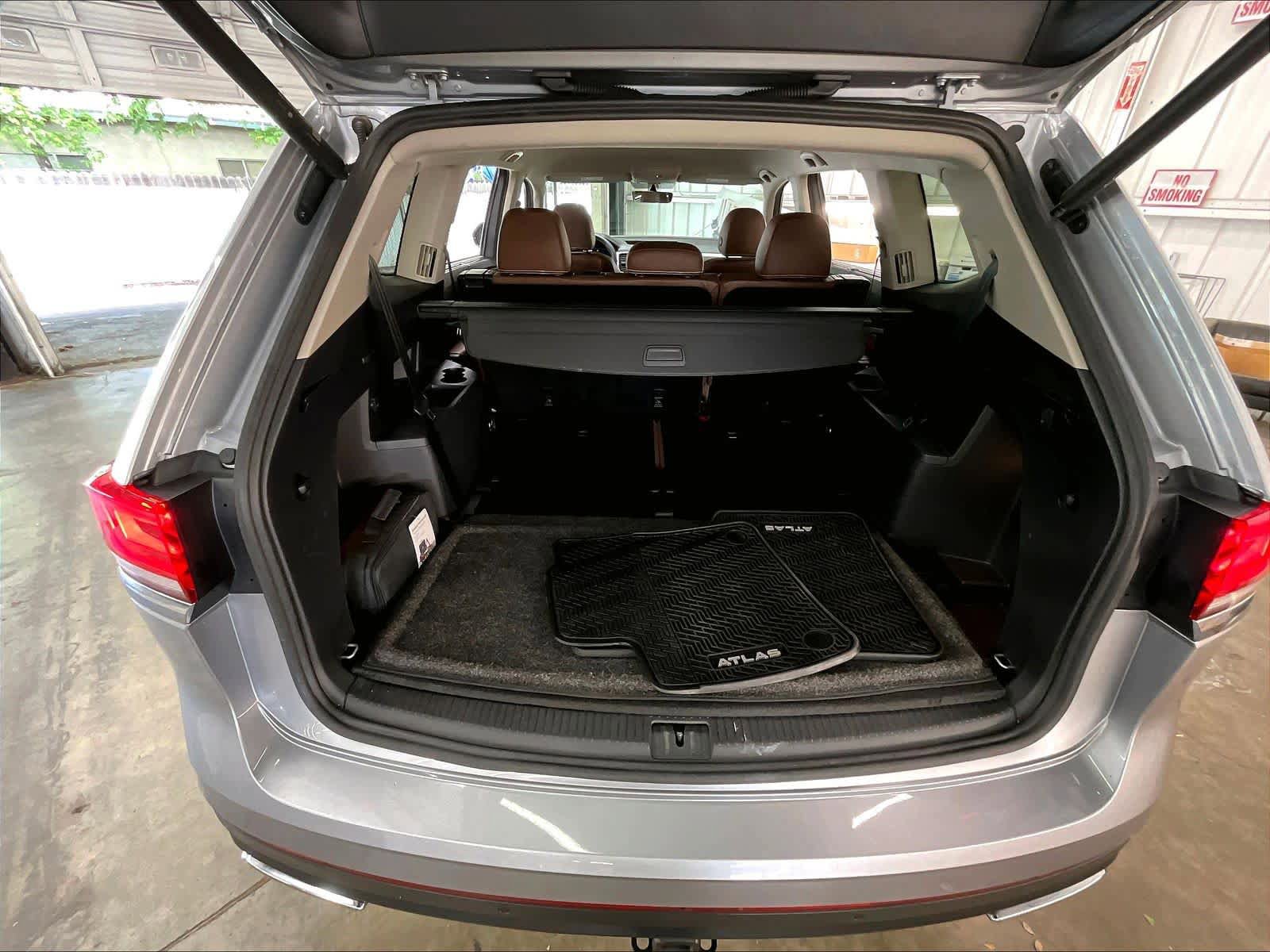 Used 2023 Volkswagen Atlas SE w/ Black Wheel Package FWD image 29