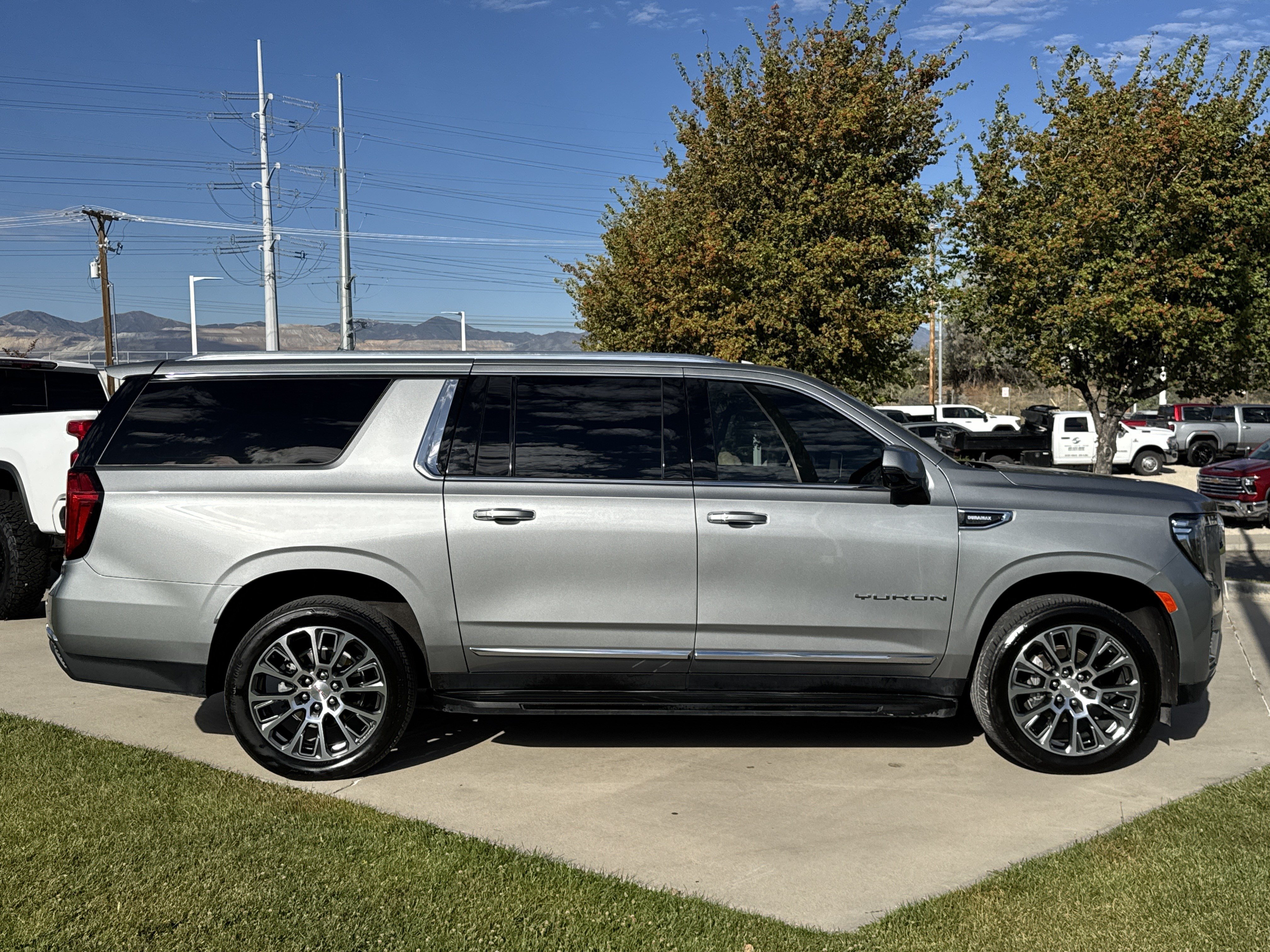 Used 2023 GMC Yukon XL SLT w/ SLT Premium Package AWD/4WD image 6