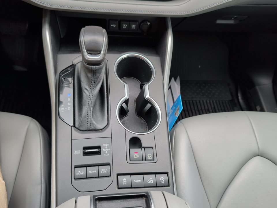 Used 2021 Toyota Highlander XLE AWD/4WD image 24