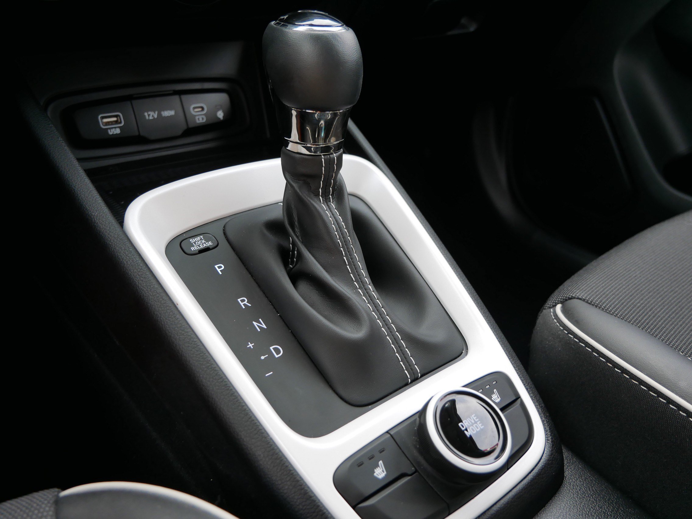 Used 2024 Hyundai Venue Limited FWD image 24