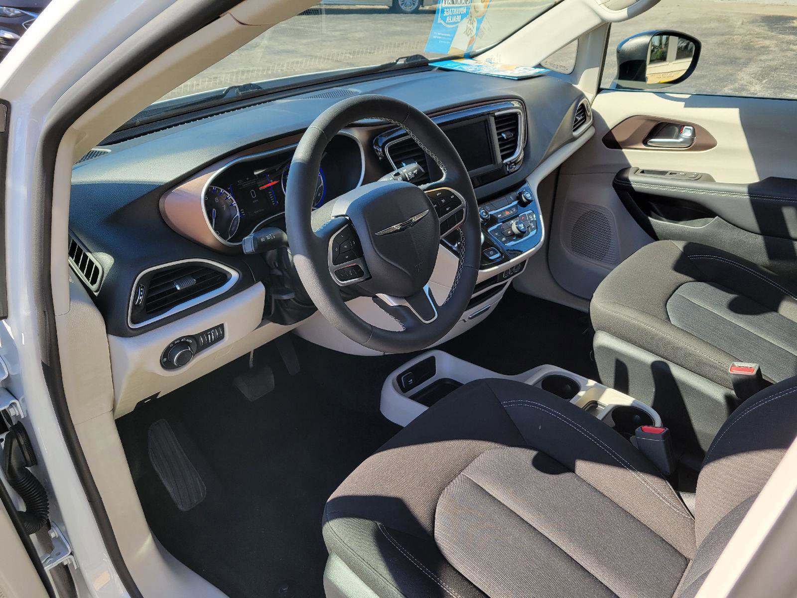 Used 2024 Chrysler Voyager LX image 5