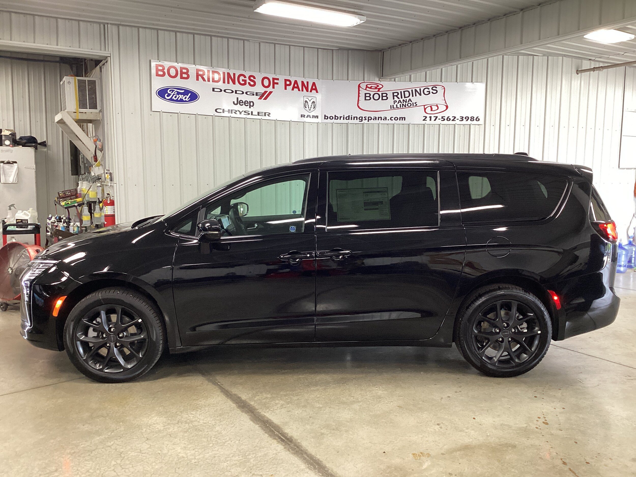 New 2027 Chrysler Pacifica Limited AWD/4WD image 2