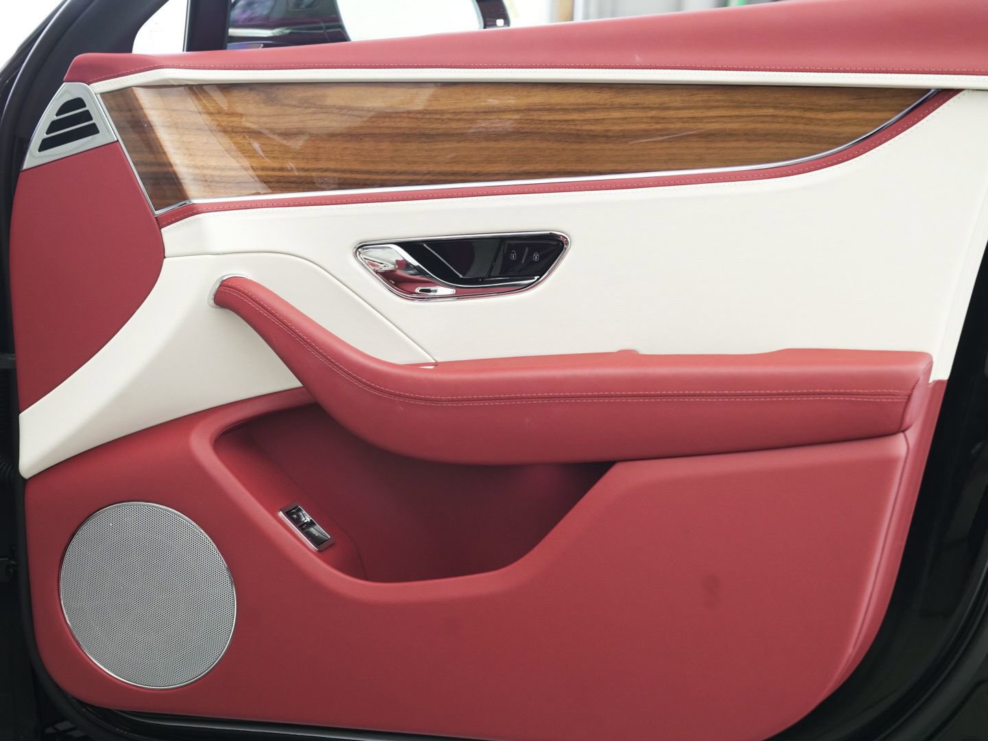 Used 2023 Bentley Flying Spur V8 image 58