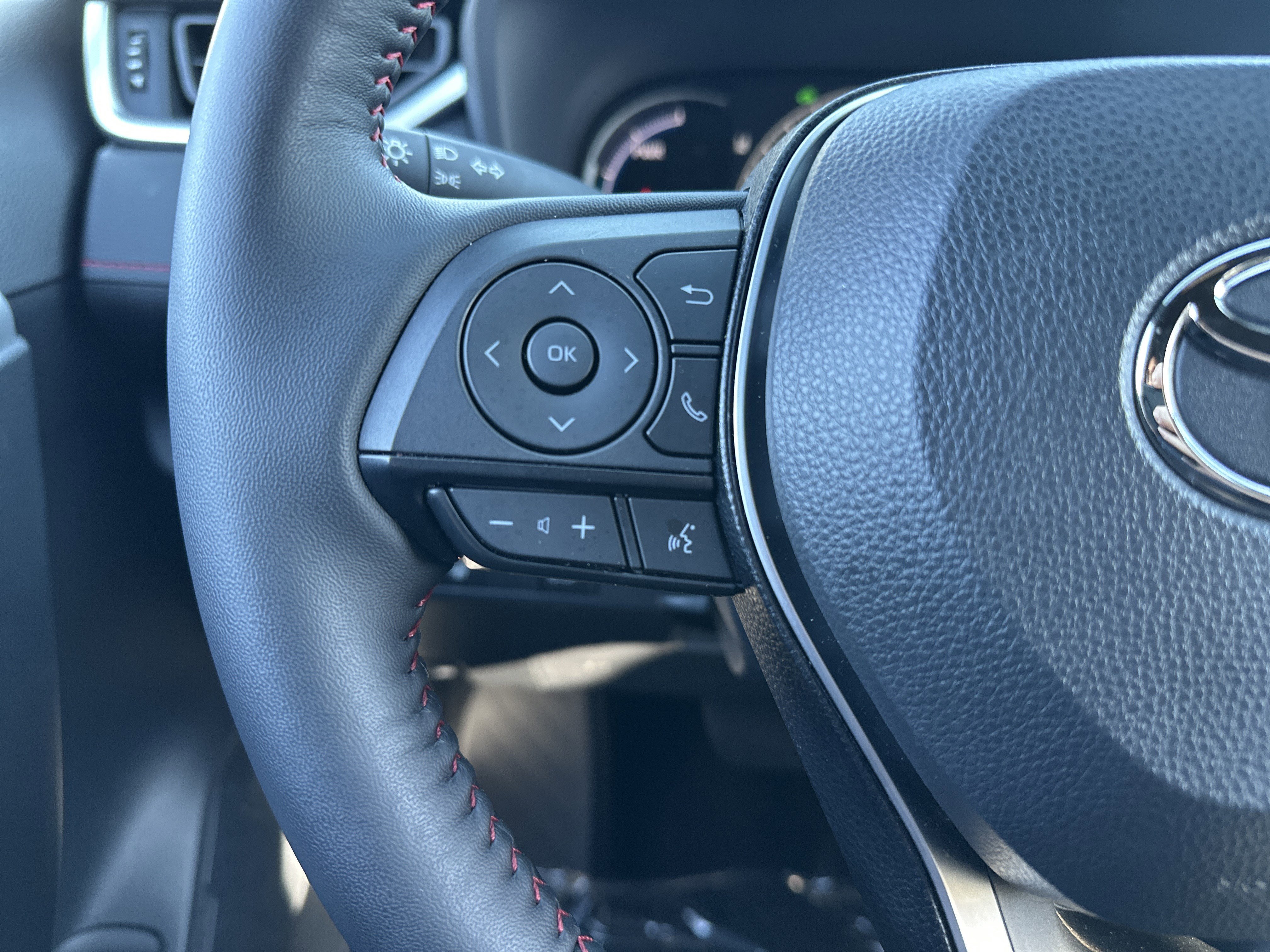 Used 2025 Toyota RAV4 SE image 19