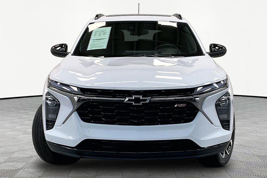 Used 2026 Chevrolet Trax RS w/ Sunroof Package FWD image 2