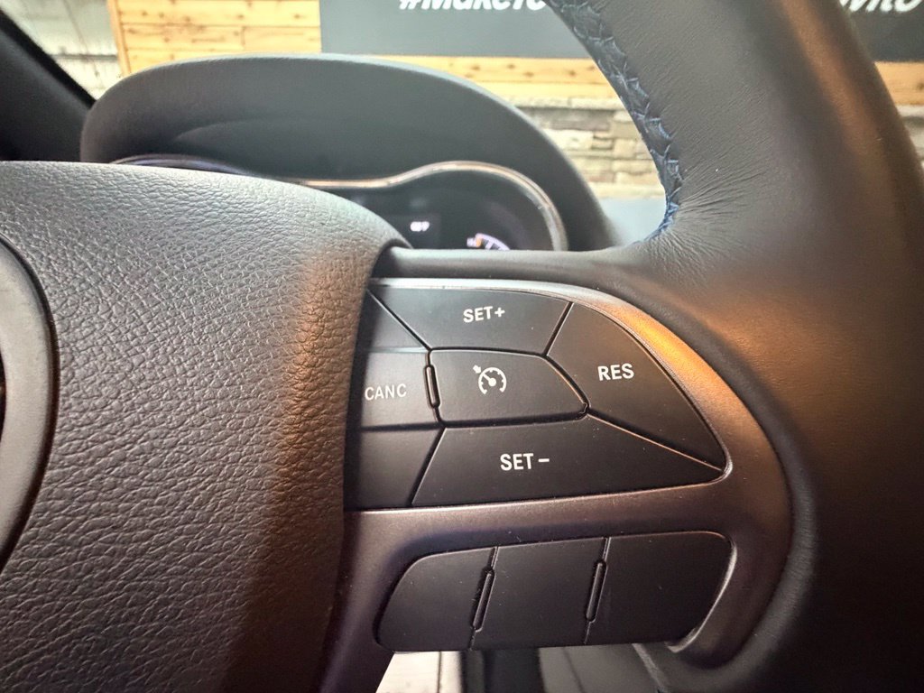 Used 2020 Jeep Grand Cherokee Laredo AWD/4WD image 41