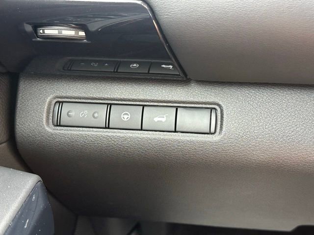 Used 2025 Nissan Pathfinder SV AWD/4WD image 18