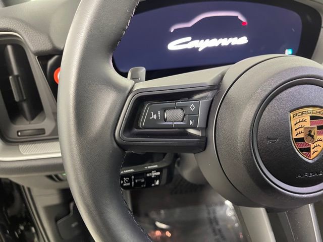 Used 2025 Porsche Cayenne image 38