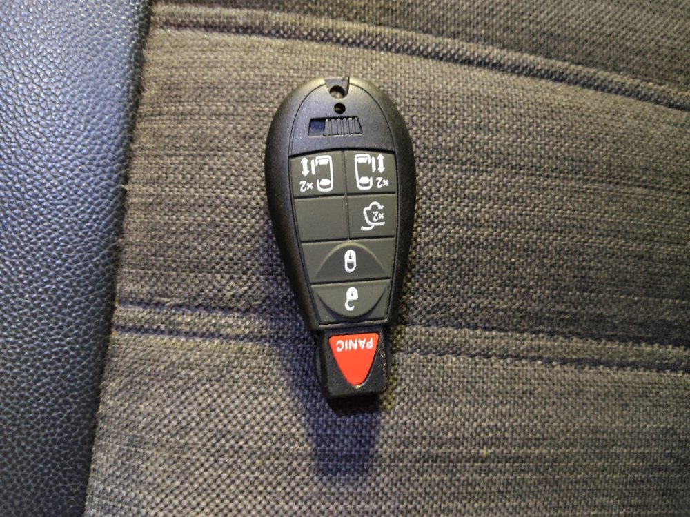Used 2014 Chrysler Town & Country S FWD image 32