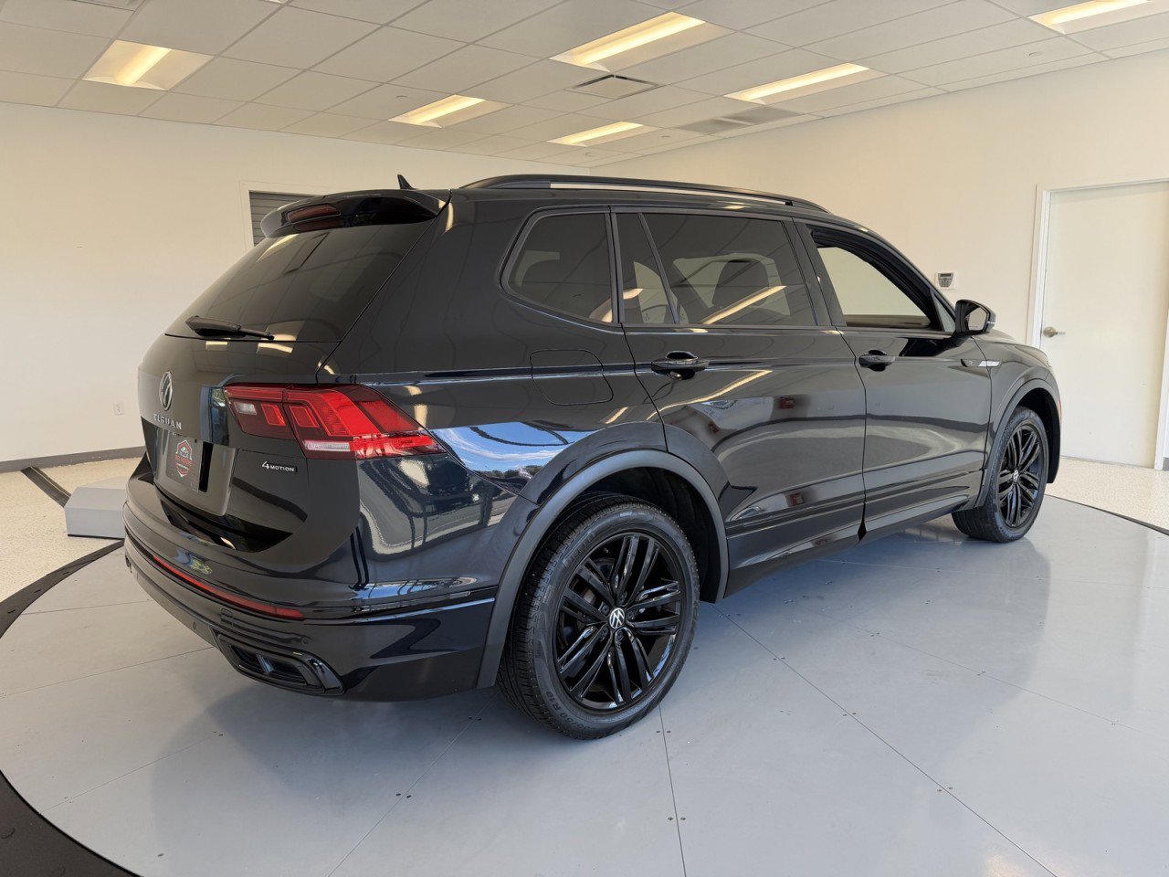 Used 2022 Volkswagen Tiguan SE R-Line AWD/4WD image 58