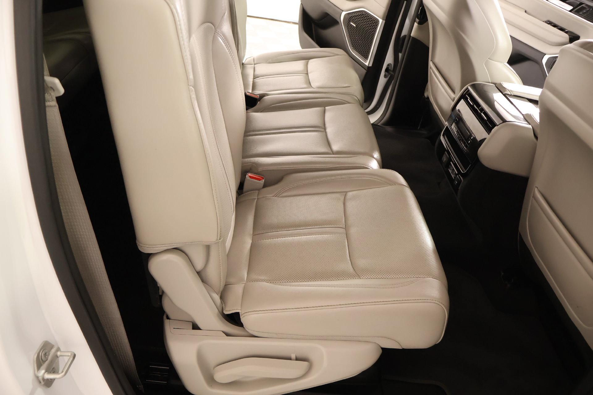 Used 2024 Jeep Wagoneer L 2WD image 16