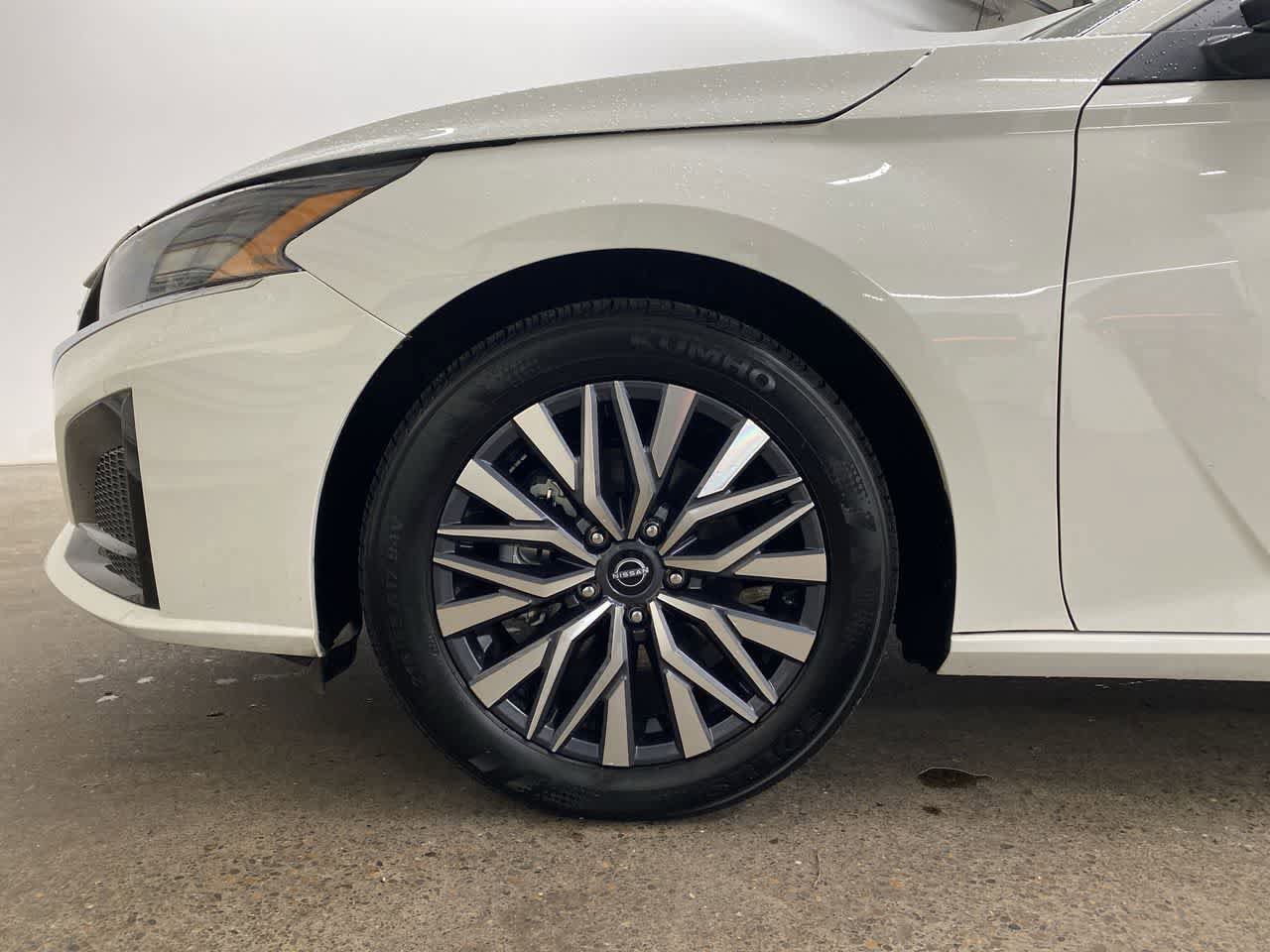 Used 2025 Nissan Altima 2.5 SV FWD image 11