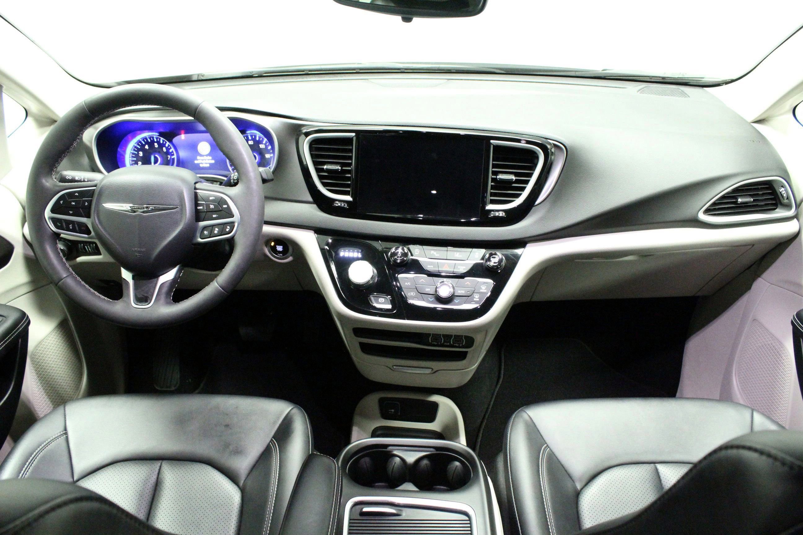 Used 2024 Chrysler Pacifica Touring-L FWD image 19