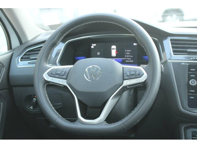 Used 2023 Volkswagen Tiguan SE FWD image 14