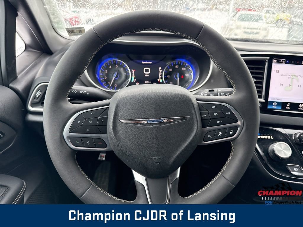 Used 2025 Chrysler Pacifica Select image 19