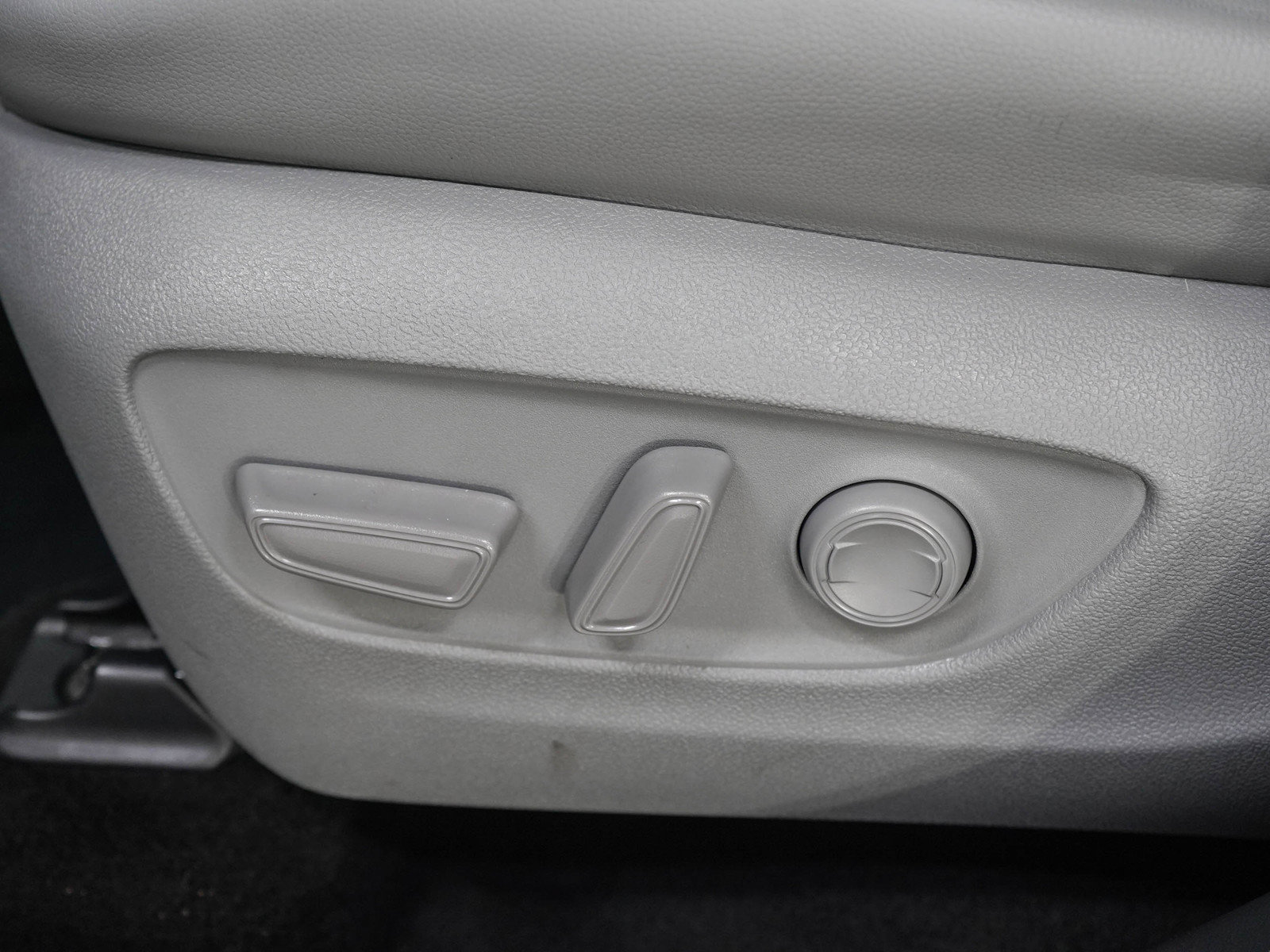 Used 2021 Toyota Highlander XLE AWD/4WD image 23