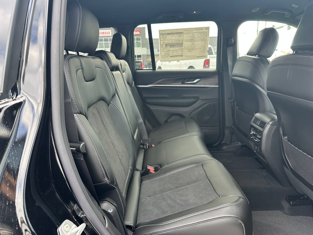 New 2026 Jeep Grand Cherokee Altitude AWD/4WD image 17
