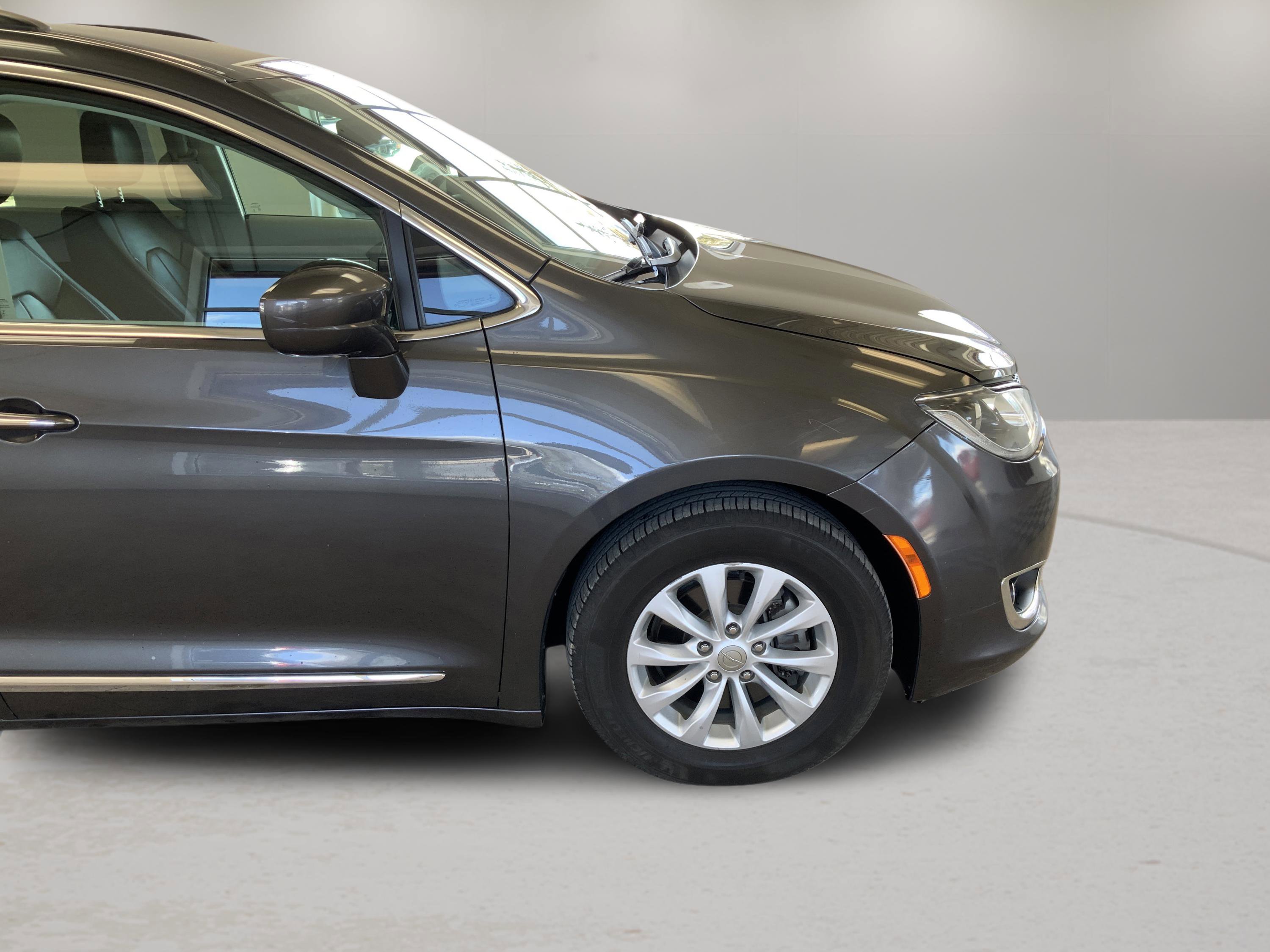 Used 2017 Chrysler Pacifica Touring-L FWD image 31