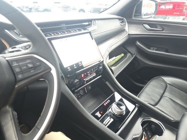 Certified 2024 Jeep Grand Cherokee Limited w/ Luxury Tech Group II AWD/4WD image 27