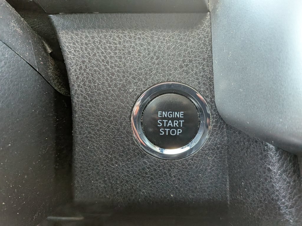 Used 2018 Toyota Highlander XLE FWD image 17