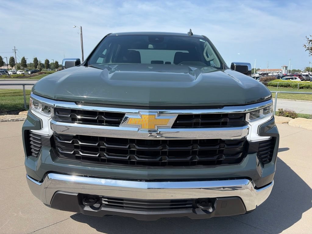 Used 2025 Chevrolet Silverado 1500 LT AWD/4WD image 3