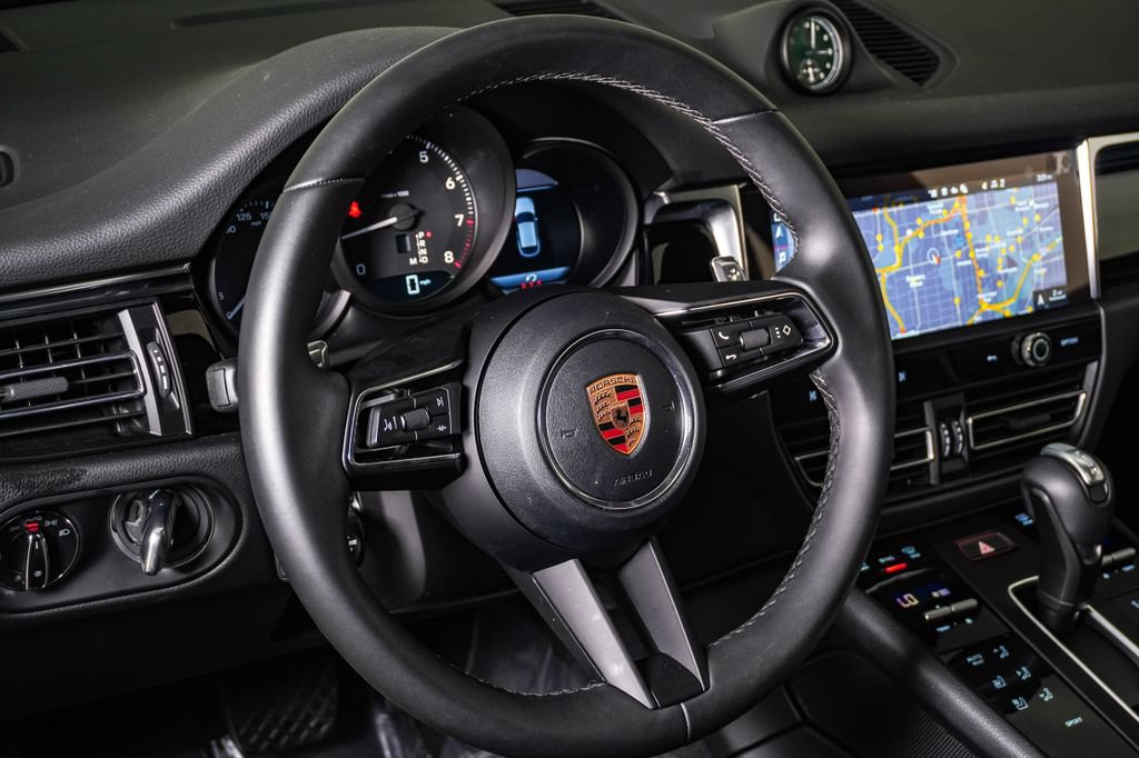 Certified 2026 Porsche Macan AWD/4WD image 18