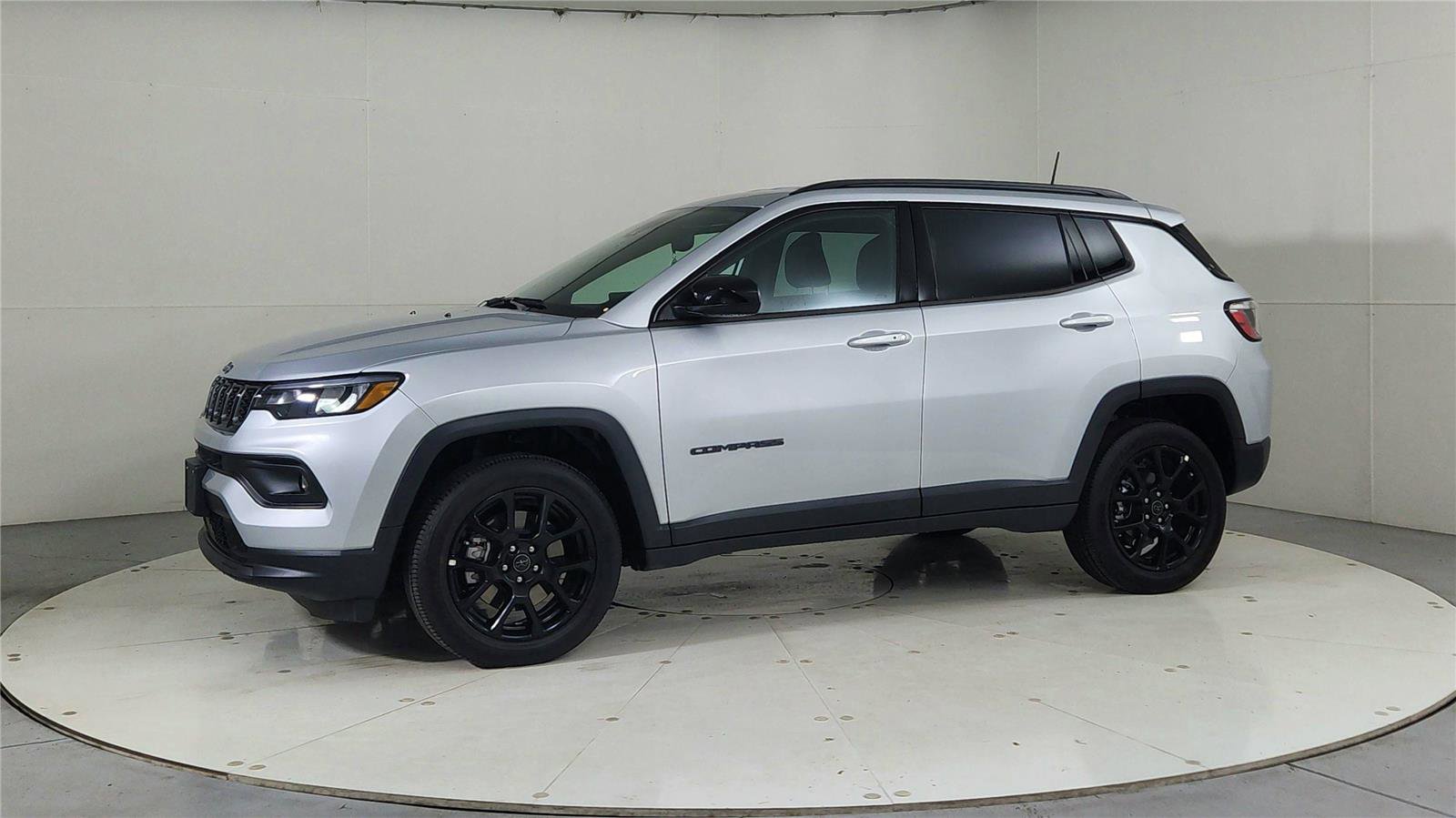 Used 2025 Jeep Compass Latitude w/ Convenience Group image 3