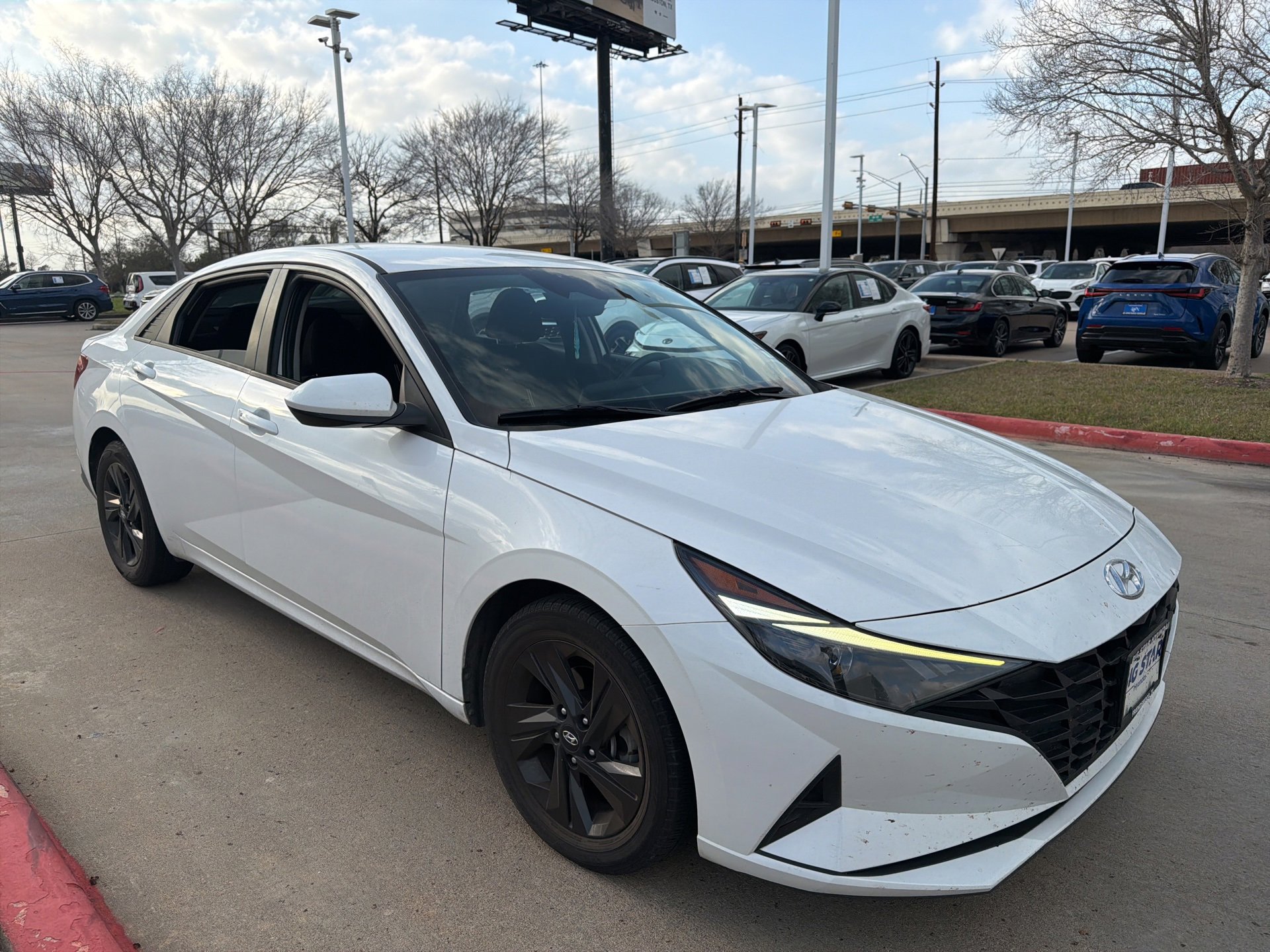 Used 2021 Hyundai Elantra SEL image 3