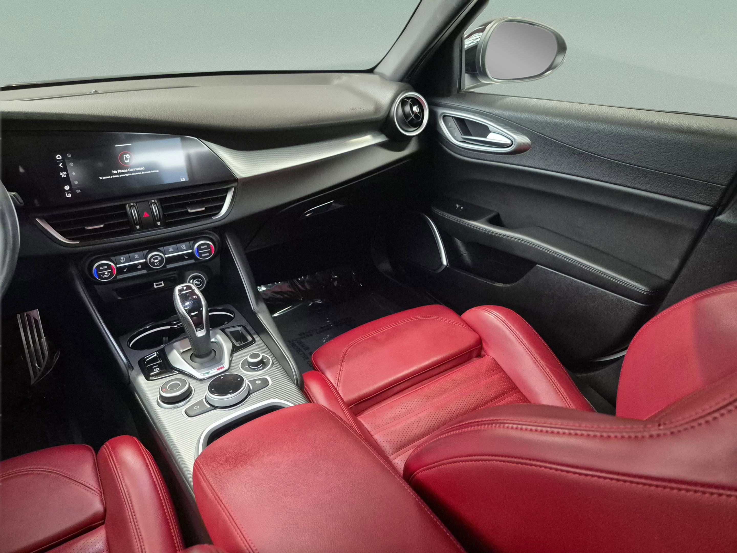 Used 2023 Alfa Romeo Giulia Veloce RWD image 25