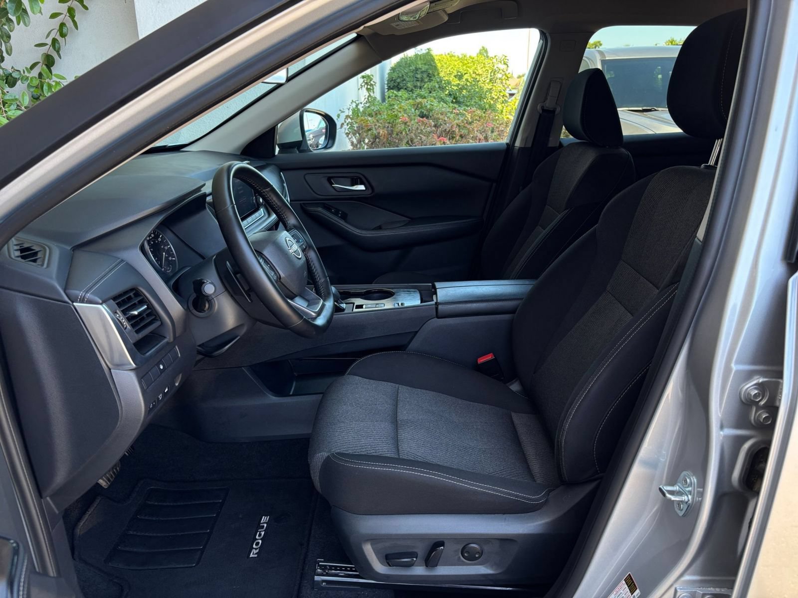 Used 2025 Nissan Rogue SV FWD image 29