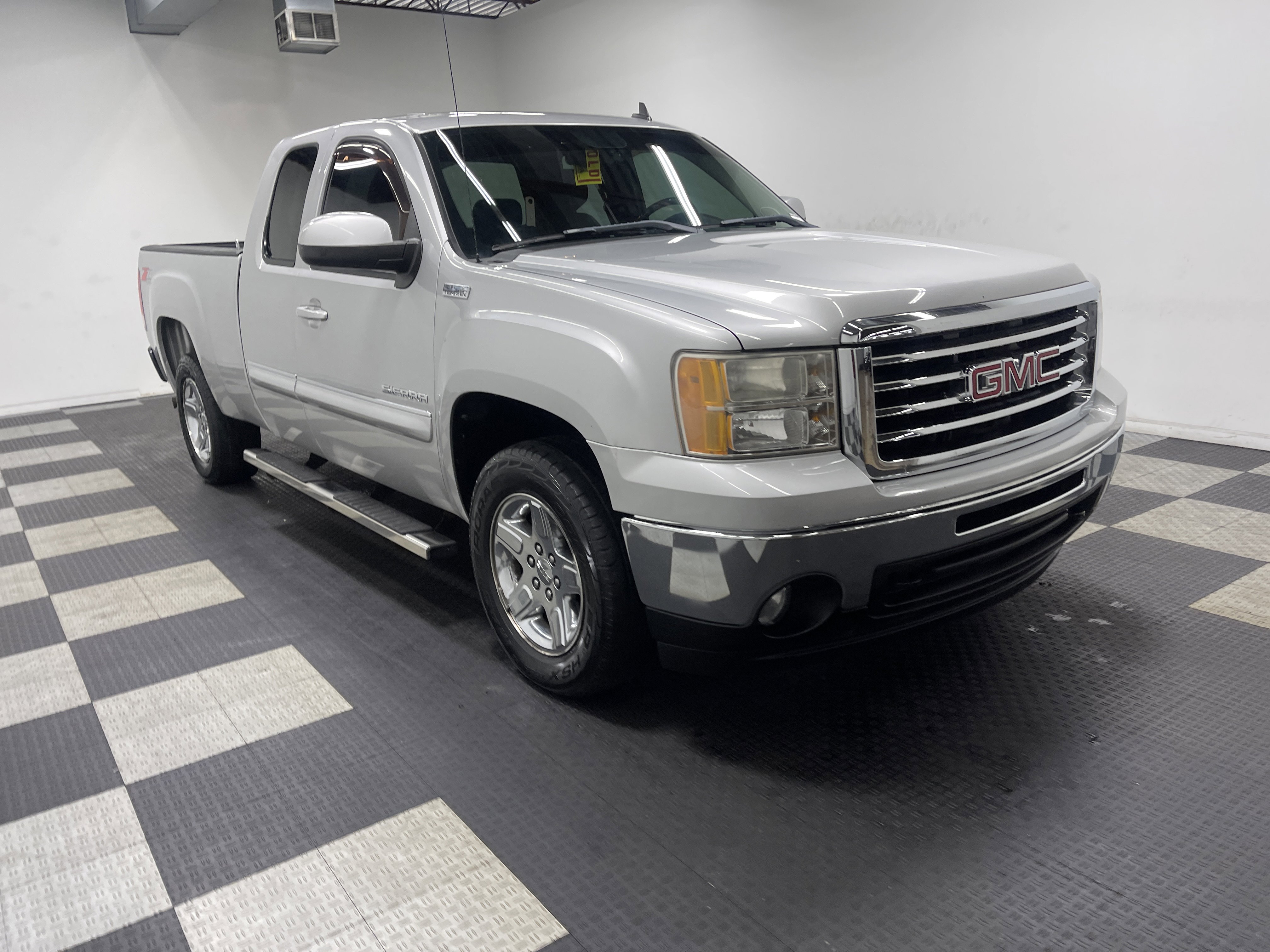 Used 2011 GMC Sierra 1500 SLE w/ All-Terrain Package AWD/4WD image 6