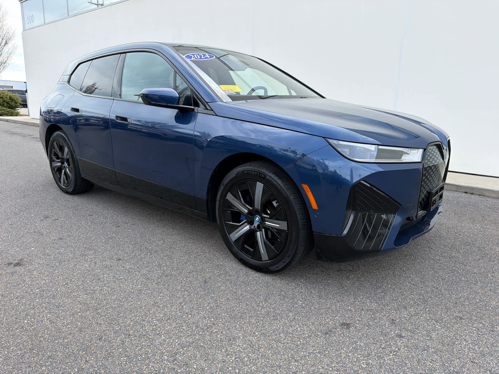 Used 2024 BMW iX xDrive50 w/ Sport Package AWD/4WD image 2