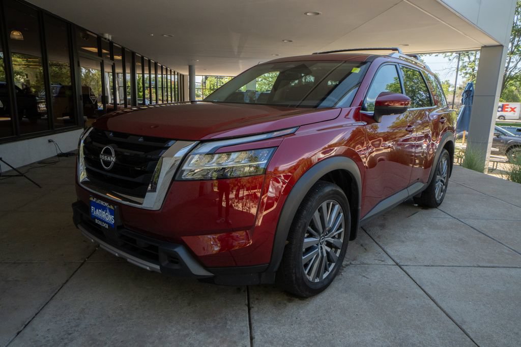 Used 2024 Nissan Pathfinder SL w/ SL Premium Package AWD/4WD image 3