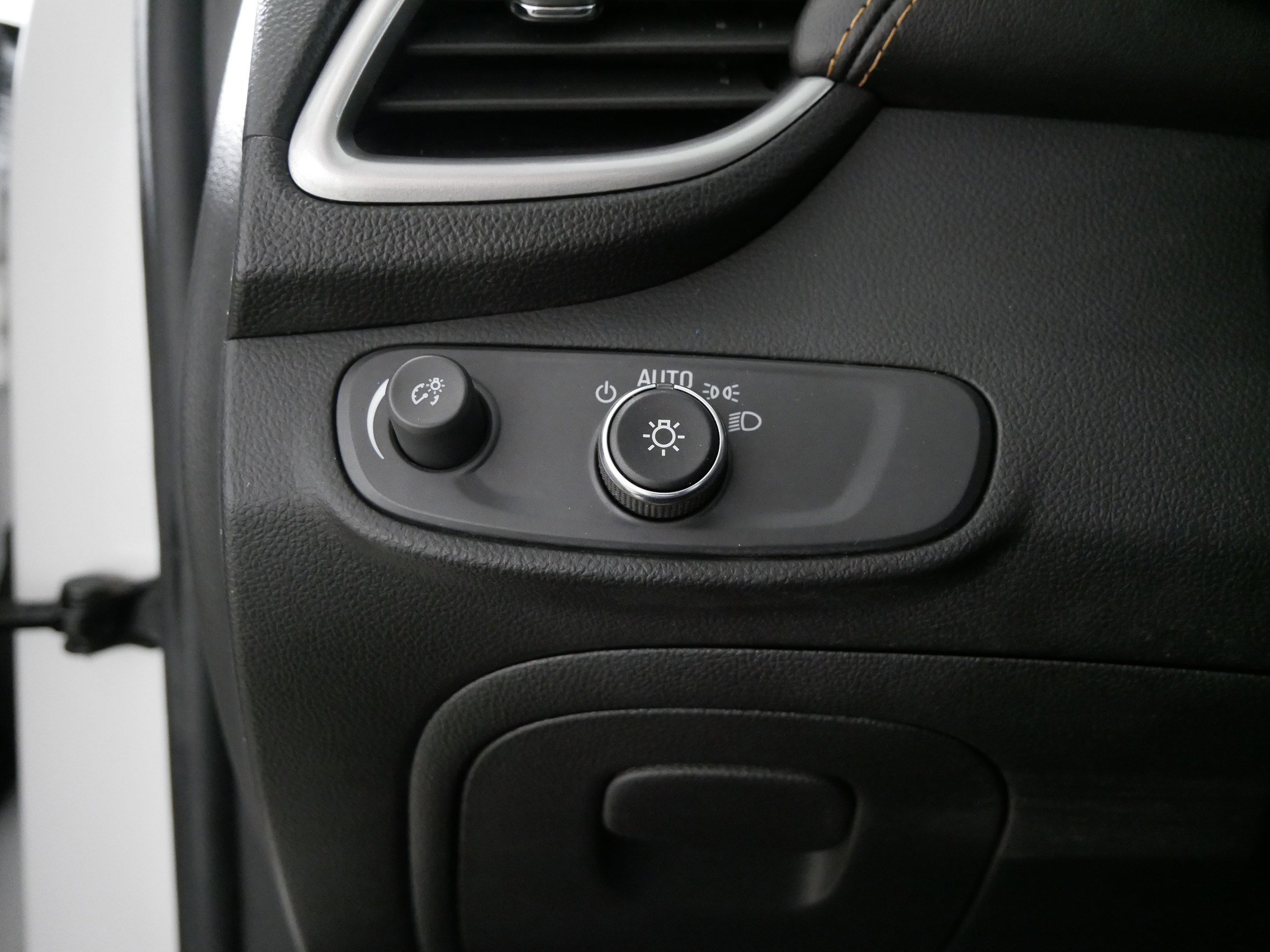 Used 2022 Chevrolet Trax LT w/ Sport Edition image 26