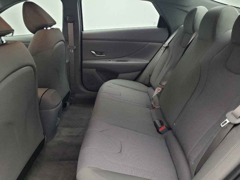 Used 2025 Hyundai Elantra SE image 18